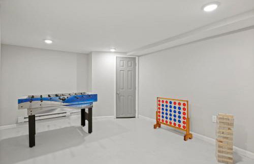 Charming 4BR with Private Patio and Historic Row Downtown - Foto 25