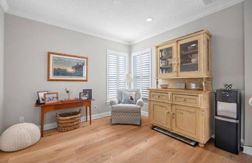 Stunning Beach Getaway - Steps to Ocean - Foto 30