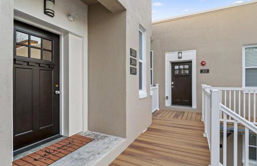 Upscale 2BR suite With Free Parking and Walkable Area - Foto 28