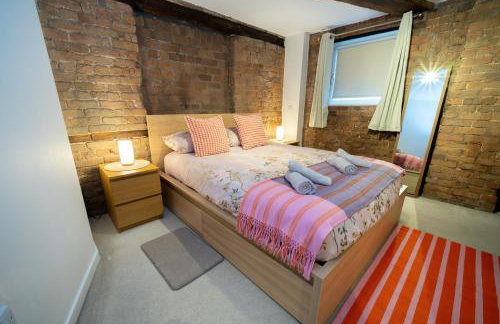 Rustic 2BR Loft Exposed Brick & Beams - Foto 4