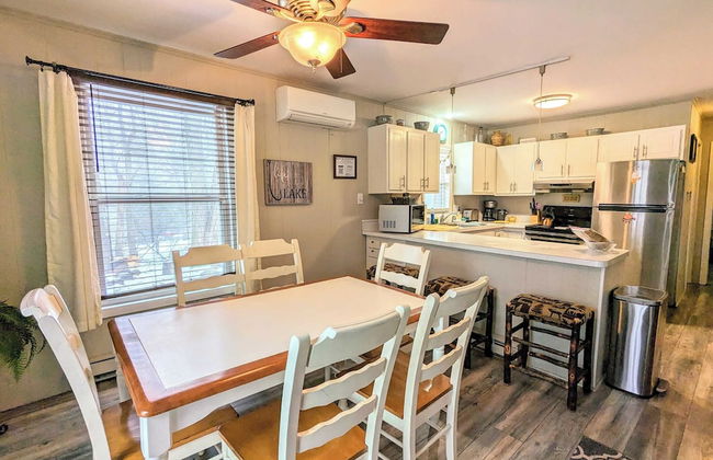 Harmony Cottage by Avantstay Lake Access, Hot Tub, Fire Pit, & Game Room - Foto 11