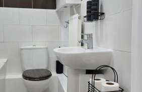 Spacious Entire House with Free Parking Perfect for Relocators Contractors and Long Term Stays - Photo 9