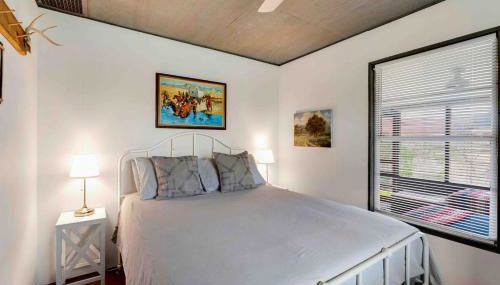 VINTAGE RIVER CAMP CABIN! PRIVATE RIVER ACCESs! - Foto 2