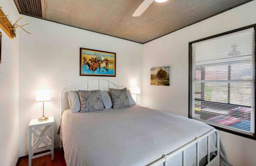 VINTAGE RIVER CAMP CABIN! PRIVATE RIVER ACCESs! - Foto 2