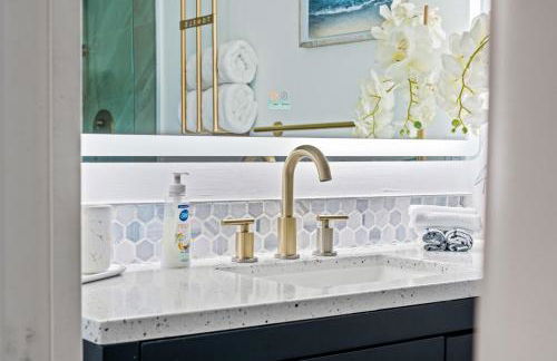 Waterfront Oasis Escape with 7 Seats Hot Tub! - Foto 9