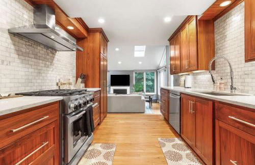 Sojourn Beautiful Home with Beach Access & Backyard - Foto 15