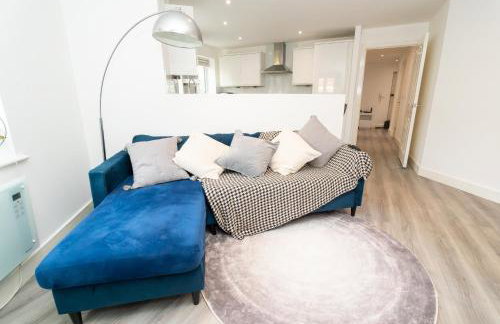 Pristine Purfleet Newly Renovated 2Bed, 2Bath - Photo 3