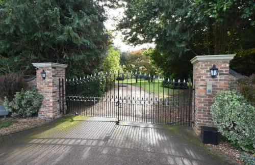 Canalside Manor House Annexe with Secure Parking - Photo 1