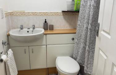 Spacious 3-Bed House - Contractors & Families - Free Parking - Fast Wifi - Foto 8