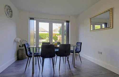 Comfortable 3-Bed Home - Driveway Parking - Foto 39