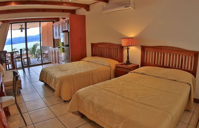 Hotel room-style ocean-view unit in Flamingo with pool - Photo 2