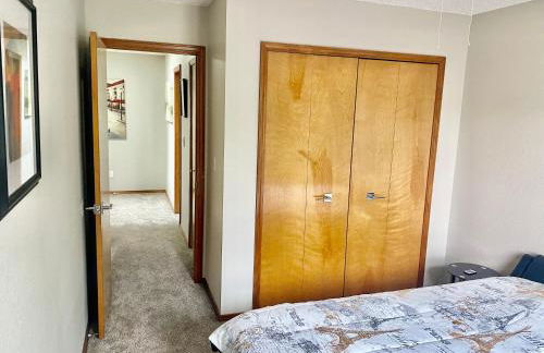 3br home 2br unit close to USAFA with fireplace - Foto 11