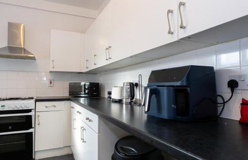 Steps from Old Trafford - Modern Manchester Stay - Foto 12