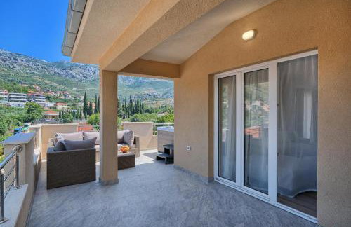 Luxury Mountain View Escape with Private Jacuzzi Split area - Photo 39
