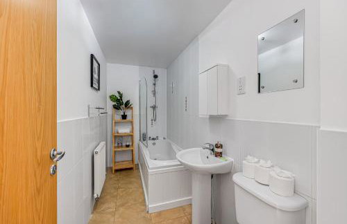 Hunsbury House - Excellent Location - Free Parking, Self-Check-In, SkyTV and Fast Wifi by Yoko Property - Foto 6