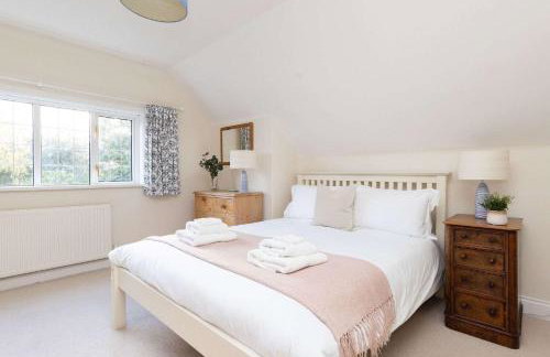 Spacious Coastal Family Home Sleeps 8 - Photo 5