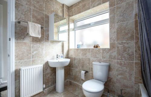 5 bedroom house, free parking, near football, sleeps 8 - Photo 28