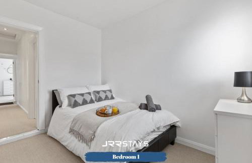 Nuneaton - Ideal 3 Bedroom, Wi-fi Parking, Sleeps 6 - JRR Stays - Foto 14