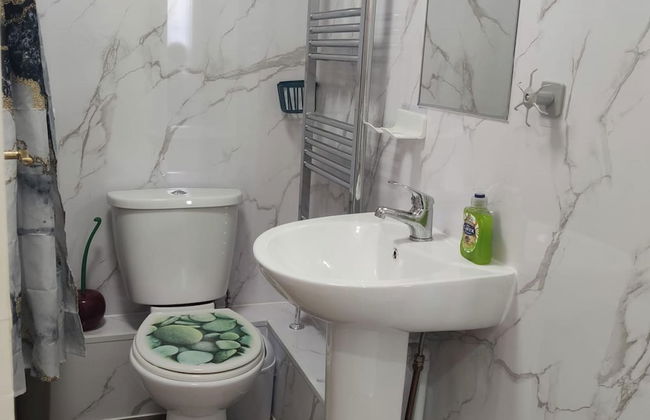 Apartment - Sleeps 5 - Parking - Station Close - Photo 7