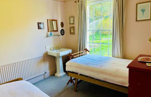 Amazing Large House, Lovely Newly Fitted Kitchen, Sleeps 8 , Nice Views and Garden, Plus a Beach Hut that is Located on Lyme Regis Beach - Photo 25