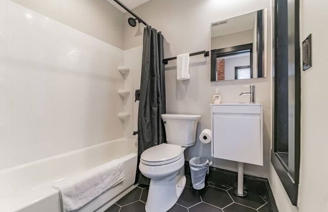 Historic DC Gem Spacious Rowhouse Private Patio - Photo 12