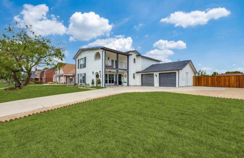 Stunning Lake House with a Pool and Hot Tub - Photo 17
