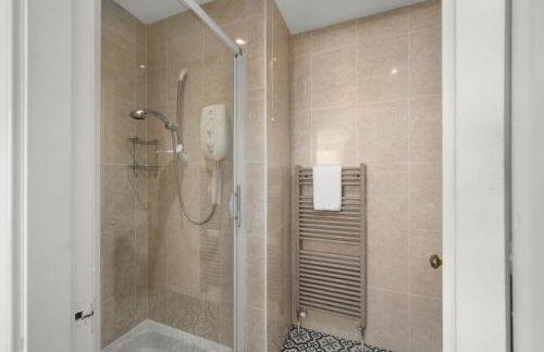 Gilmore House - 5 Bedroom Victorian Home with Hot Tub - Photo 30