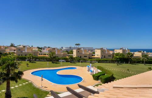 Apartamento no Condomínio Baia Village com Piscina - Foto 20