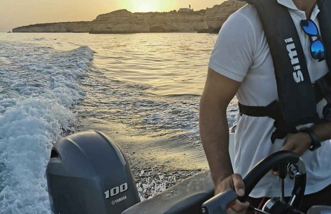 Paseo en barco por las cuevas de Benagil al atardecer - Foto 5