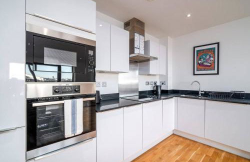 Stunning Riverside View Apartment, near Canary Wharf & O2 - Photo 4
