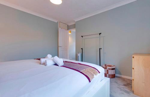 Pass the Keys Spacious and modern house with Free Parking - Photo 28