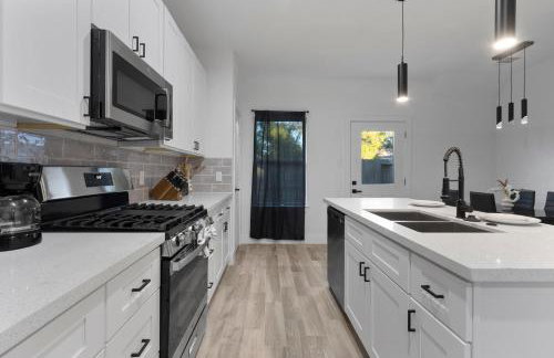 Chic Grey Escape Close to Downtown Fun - Foto 17