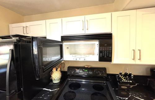 Bright and Spacious 2 Story Condo - Foto 27