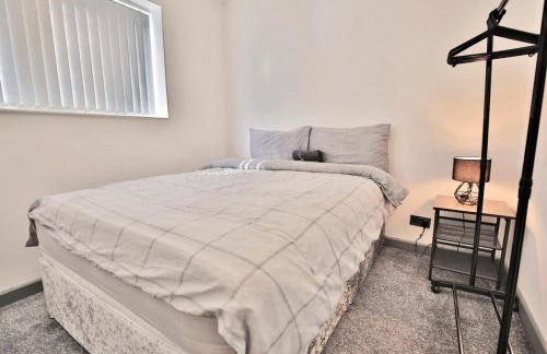 Freckleton House in Town Centre, near Blackpool, Sleeps 6, Free Parking - By NMB Property - Photo 3