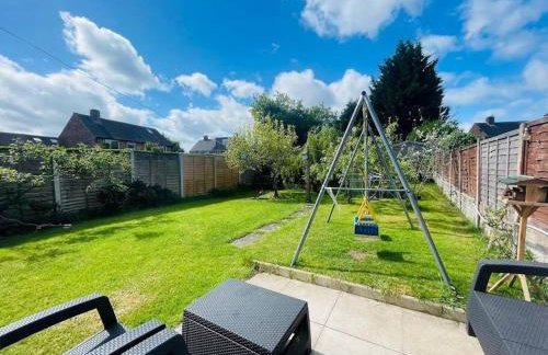 Spacious Solihull Home 5 Beds 2 Sofa beds - Max 10 - NEC BHX Spacious 4 Bedroom Home - NR JLR, Birmingham Airport, HS2 Sites, Resorts World, A45, M42 Mell Square - Regular Work Stays Available - By Samina, ARZ Stays - Photo 4