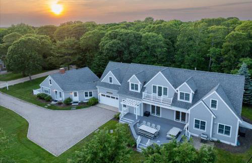 Stay 1 Block from Ocean at 7-Bed Retreat with Yard, Deck and Game Room, Host Up to 22 Across 16 Beds, Gas Fireplace, Gas Grill, Ample Parking, Walk to Menauhant Beach, Perfect for Family Getaway, 24 Hr Hospitality - Foto 1