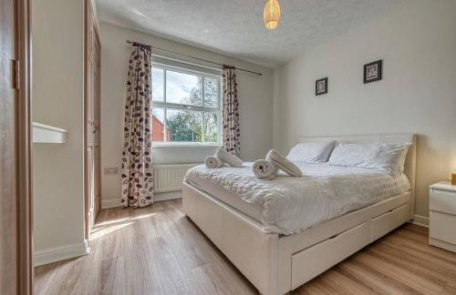 Solihull 2-Bed Flat with Parking-Ideal for Contractors, Business, Long Stays - Photo 2