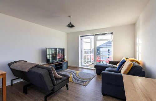 Lane End - Bright & Spacious 2-Bed Flat with Balcony & Parking - Foto 15