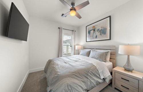 Near DT & Med Center Townhouse WiFi Games Pets - Foto 25