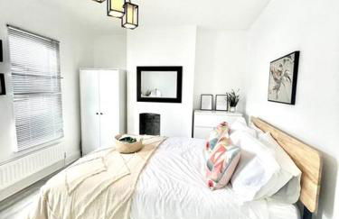 Spacious Modern Victorian House in Rochester - Photo 6