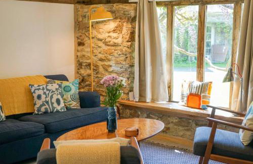 Escape to an Idyllic Countryside Couple's Retreat - Photo 18