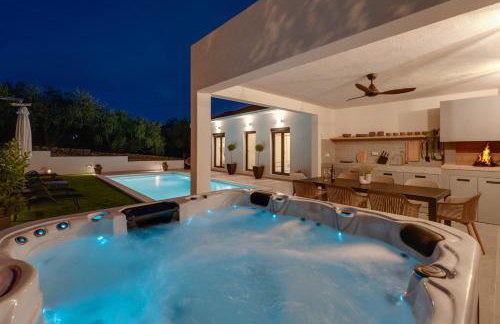 Apartment Gironi with Pool, Jacuzzi - Photo 1