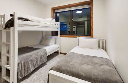 3BR+Loft Modern Mountain Retreat w Hot Tub - Foto 33