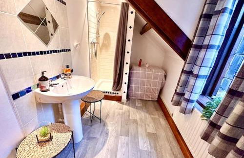 16th Century Farm House,6 Beds,5 BATHROOMS,SLEEPS 15,BBQ,HOT TUB,CINEMA ROOM WITH SURROUND SOUND,With Cymru Holidays - Foto 50