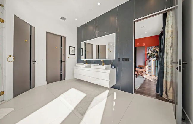 Willow Glen - Hollywood Hills Multi-level Villa With Theater & Pool - Photo 14