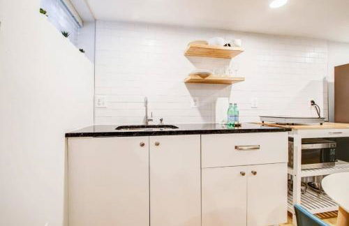 SUNNY, SERENE & CENTRALLY-Located STUDIO *PRIVACY *COMFORT *5-STARS - Foto 36