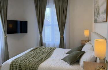 Stylish 3BR Revere Home Sleeps 8 Near Boston, Revere Beach and Airport - Foto 32