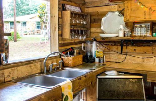 Spacious Cabin for a Group Getaway Overlooking Junior Lake in Florida - Foto 16