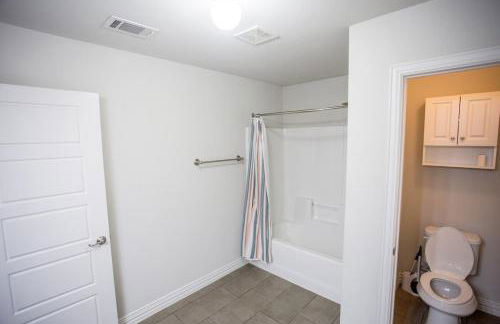 Cozy Studio Mins to JPS, Medical City, Historic District, Zoo, Water Garden - Foto 3