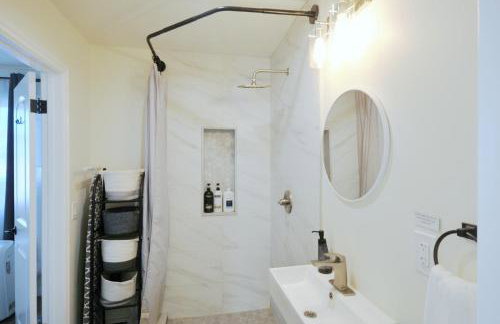 Cozy 2B1B Guest House with Private Entrance and Parking - Foto 33